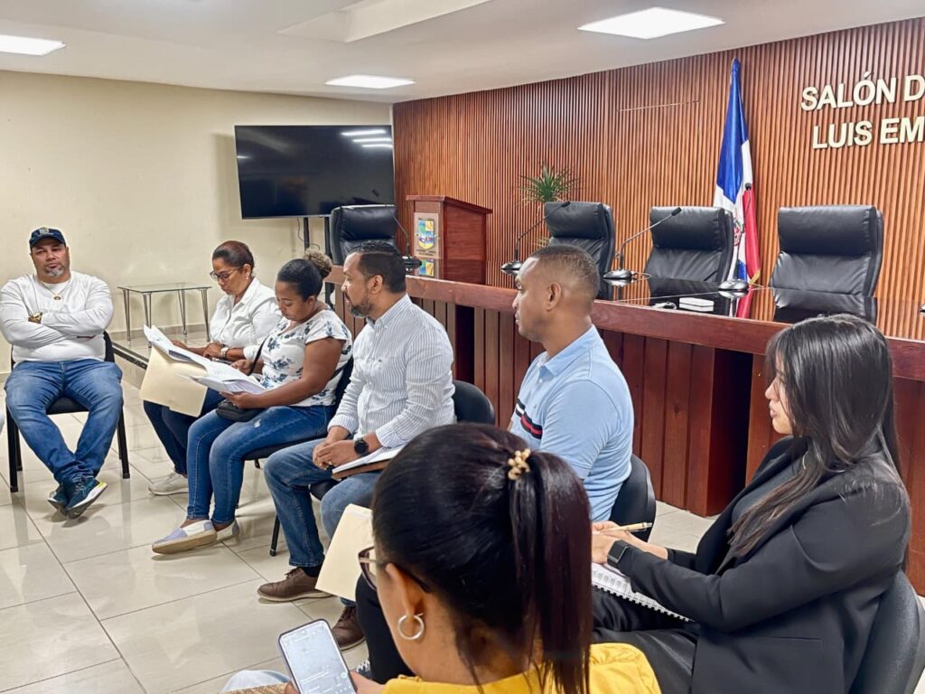 El alcalde Eduardo Esteban Polanco encabezó una reunión junto al Concejo de Regidores y organismos técnicos para estructurar una agenda de resoluciones y ordenanzas que fortalecerán la planificación urbana del municipio.
La iniciativa busca crear un marco regulador y sancionador en áreas como construcción, medio ambiente, vialidad y uso de espacios públicos.
La gestión municipal declaró 2026 como el Año de la Planificación y el Ordenamiento Territorial.
